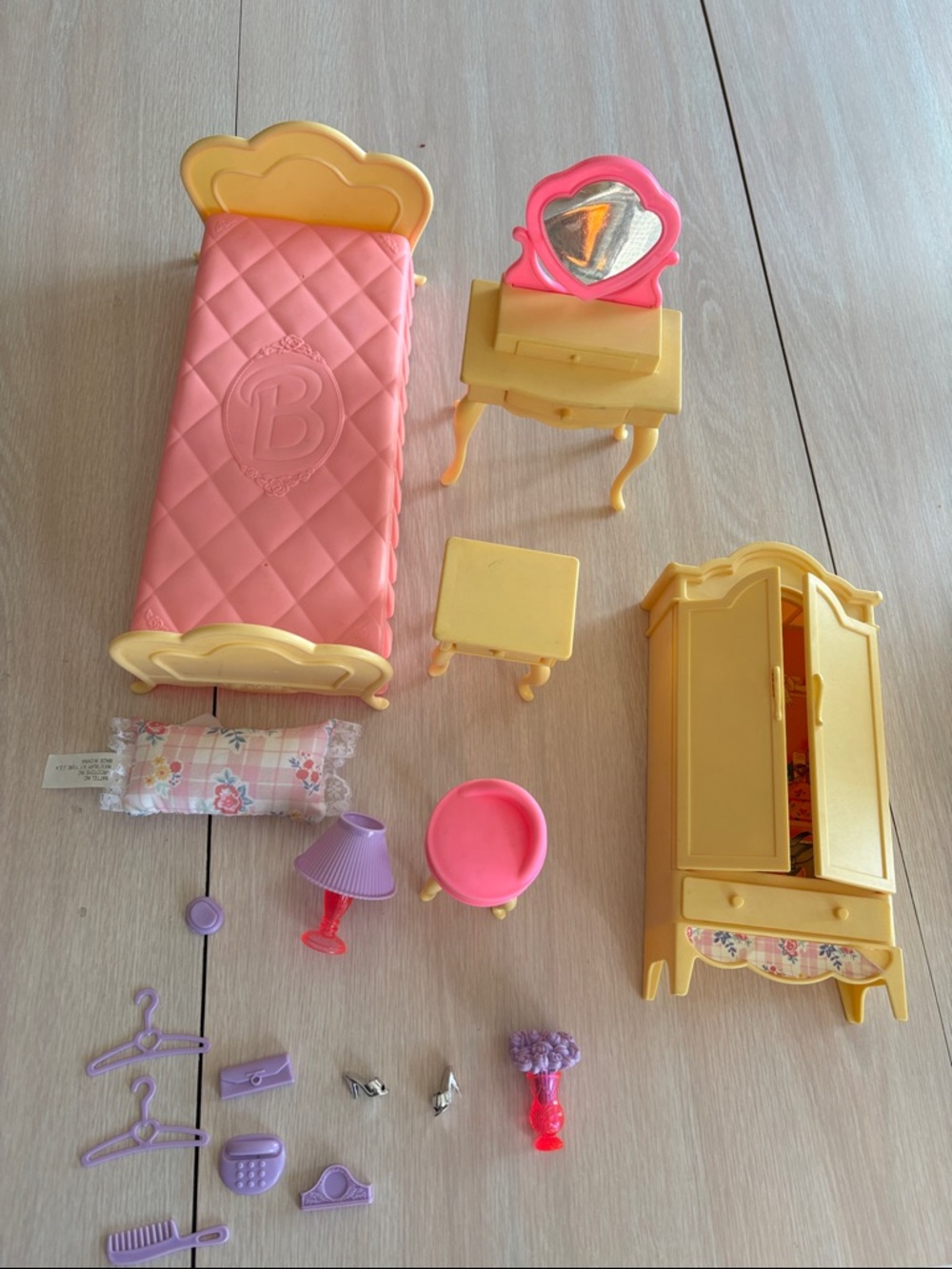 Barbie 1996 - bedroom set with most accessories